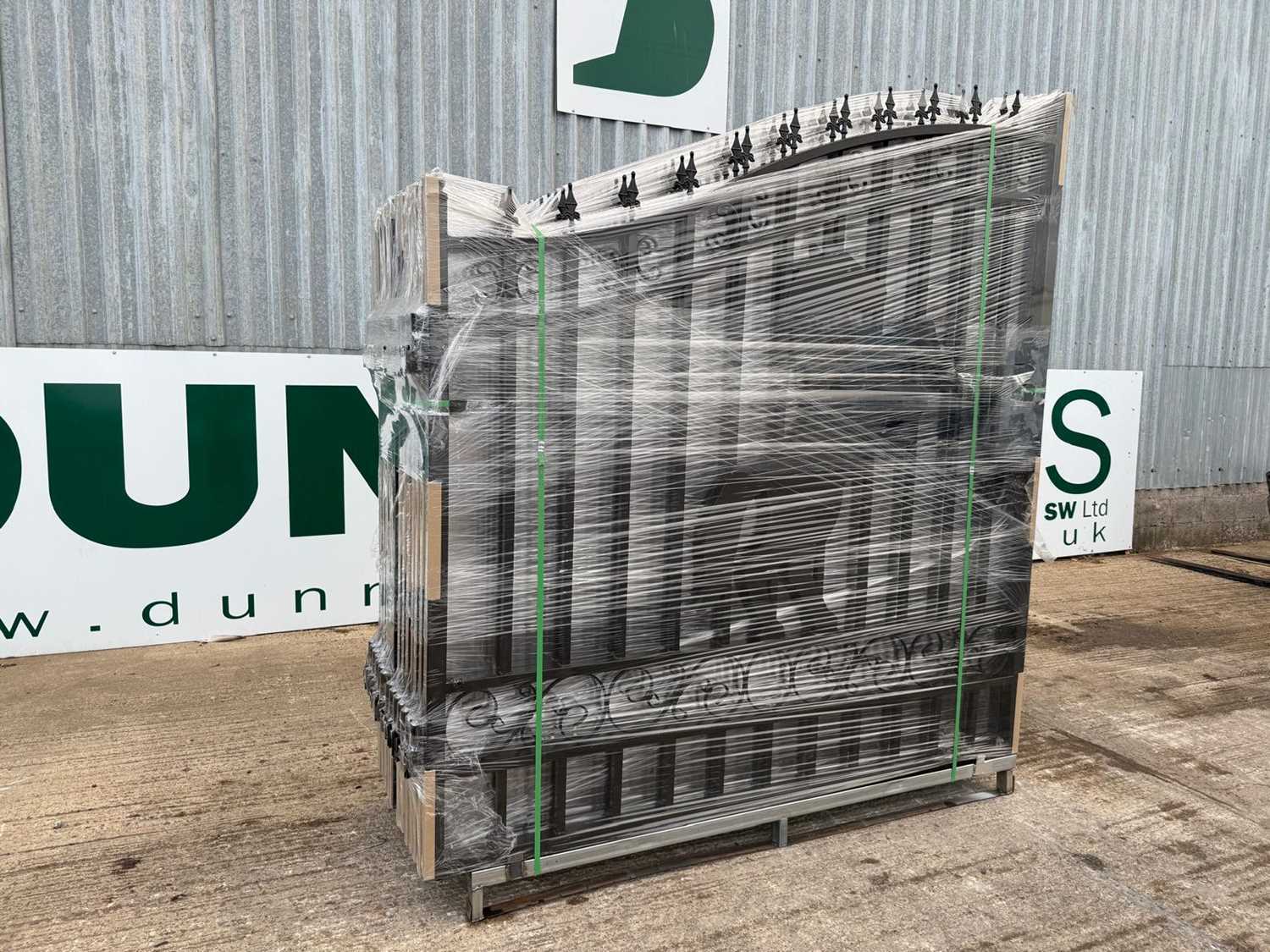 Unused 14' Bi-Parting Gates Centre Height 2300mm Outside Height 1820mm (Horse Design) (1 Pair)