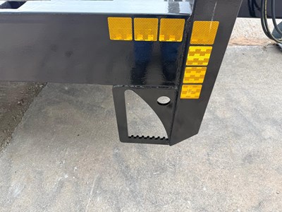 Lot 2026 30Ft M4 Tri Axle Trailer 18T, Hydraulic Beaver Tail, Flotation Tyres, Air & Oil Brakes, Side Locker, LED Lights, Rear Beacon, Chain Well, Galvanised Side Rails, Extra Tie Down Points
