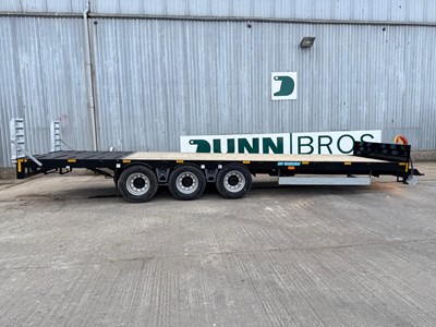 Lot 2026 30Ft M4 Tri Axle Trailer 18T, Hydraulic Beaver Tail, Flotation Tyres, Air & Oil Brakes, Side Locker, LED Lights, Rear Beacon, Chain Well, Galvanised Side Rails, Extra Tie Down Points