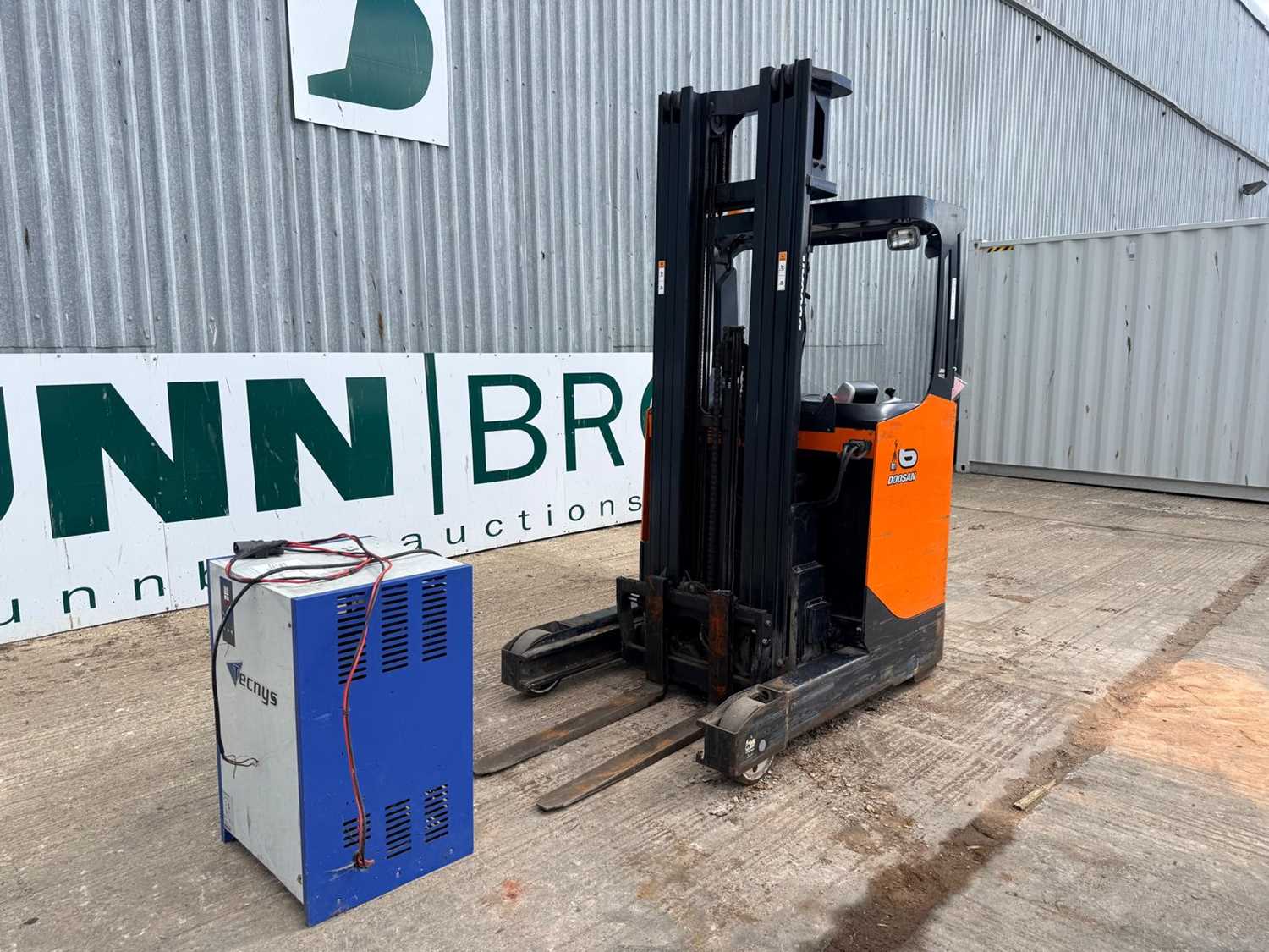 Lot 2014 Doosan Aisle Truck BR16JW-7 With Charger